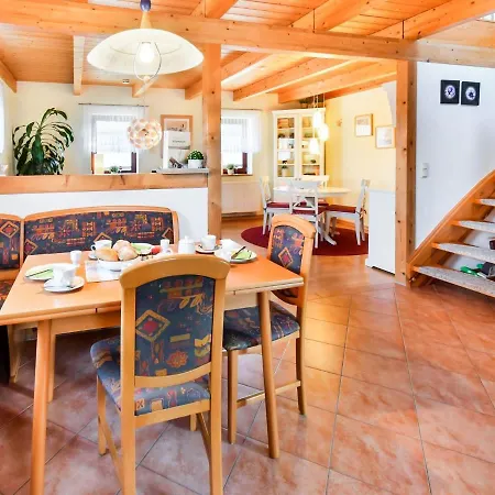 Сasa de vacaciones In Mit Garten